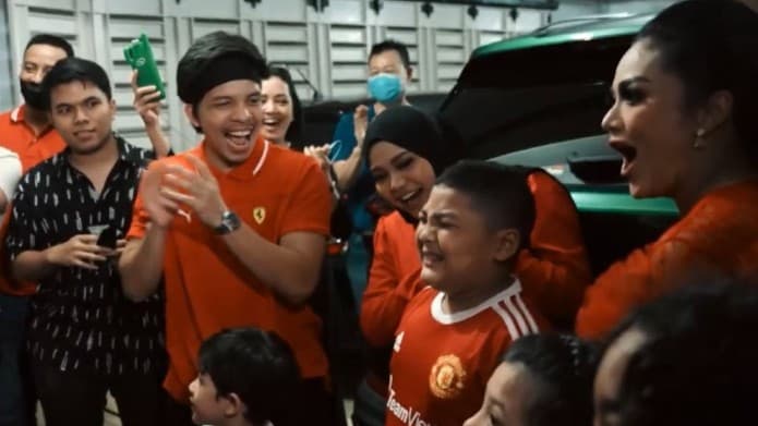 Atta Halilintar Beri Kado Ratusan Sepatu Futsal untuk Anak Krisdayanti