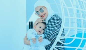 Hari Ibu, Zaskia Sungkar Kenang Momen Haru Menyusui Anak di Tengah Badai