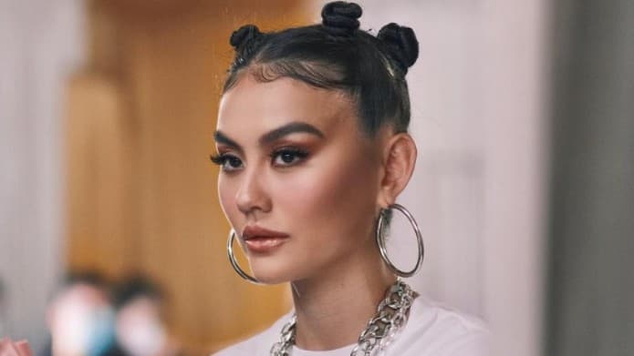 Tampil di Majalah Amerika, Agnez Mo Ternyata Pakai Baju Desainer Indonesia