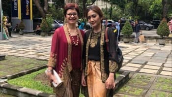 Dimakamkan secara Katolik, Putri Nurul Arifin 'Ditemani' Rokok & Air 6 Liter