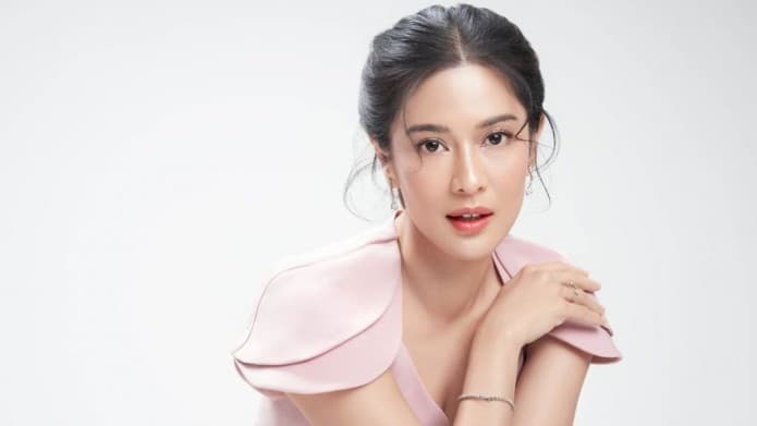Dian Sastro Beri Alasan Tak Pamer Privasi Demi Konten