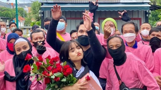 Ajak Pasukan Ojol Merah Muda, Romantisnya Kejutan Valentine Thariq Halilintar untuk Fuji