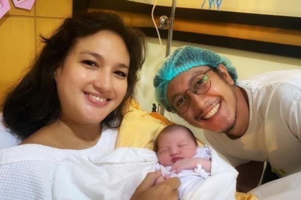 Selamat! Nadine Chandrawinata Melahirkan Anak Pertama