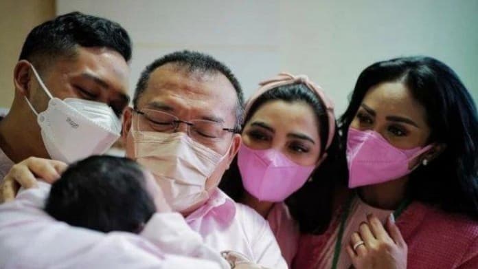 Aurel Melahirkan, Anang Hermansyah: Senang Bisa Gendong Cucu